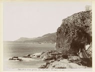 Gezicht op de rotsachtige kust van Rochers Rouges in Menton