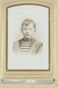 Portret van een jongetje in een matrozenpak