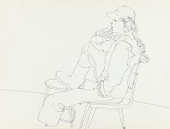 Meisje met pet en laars op krukje