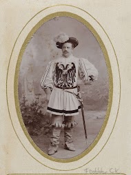 Portret van een man in kostuum met zwaard, aangeduid als J.W. Schover