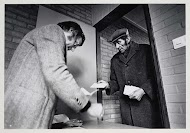 Oudere werkloze met werkbriefje bij Sociale Dienst