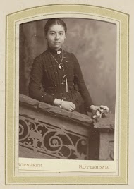 Portret van een jonge vrouw in een jurk met een halsketting