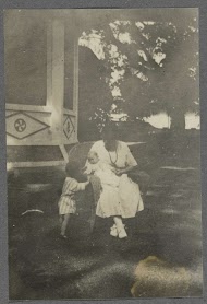 Tine Kleiterp-Vermeulen en (vermoedelijk) haar kinderen Klaas en Tiny in een tuin in Pangka op Java