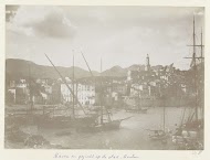 Gezicht op de haven van Menton met aangemeerde zeilschepen