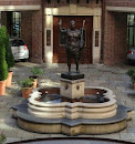 Brunnen mit Antiker Statue