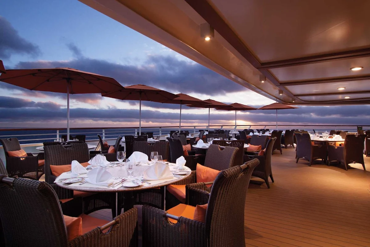 Oceania_Terrace_Cafe_Patio - Whether at sunset or sunrise, the patio of the Terrace Café makes an ideal location to enjoy a meal while soaking up the view on Oceania's Riviera.