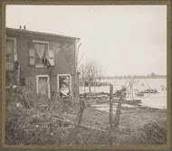 Verwoest huis in een ondergelopen buitenwijk van Parijs