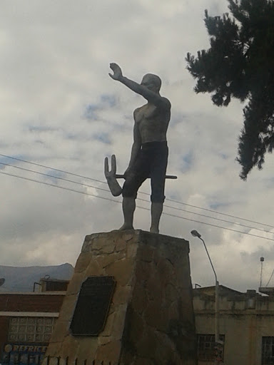 Estatua en Honor Al Campesino Huanca 