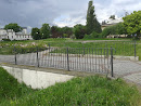 Metalowy mostek w Parku Dębnickim