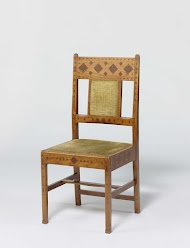Stoel van padoekhout, versierd met ingegrifte patronen en ingelegd met een tropische houtsoort