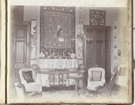 Interieur van een zitkamer met een wandtapijt, China