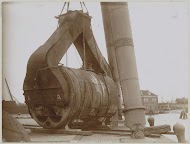 Machinerie in de takels van een hijswerktuig aan een water