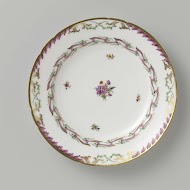 Bord, plat model, behorend bij een servies met geslingerd lintmotief met bladertakken, bloemboeketten en gestrooide bloemtakken