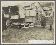 Dokter Cervelli en een militair bij een ambulanceslee in de Dolomieten