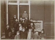 Groep kinderen poserend op trappen voor huisdeuren