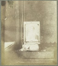 Foto met daarop een portret van een meisje ingelijst op het bureau