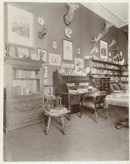Kamer in landhuis De Wildbaan, Driebergen, met bureau, studieboeken en jachttrofeeën