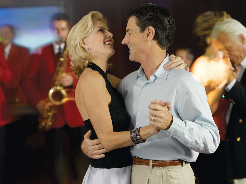 Live music will get you in the mood for a dance in the Horizons bar during your travels on Oceania Insignia.