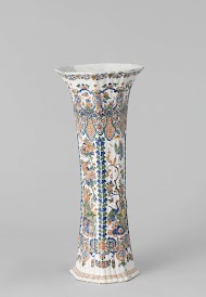 Vaas van veelkleurig beschilderde faience