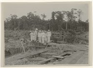 Gezelschap bij een sluis