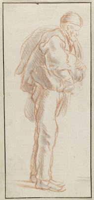 Staande man met spullen over zijn schouder en onder zijn arm