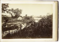 Gezicht op huis langs de rivier met op de achtergrond een fermenteerschuur, Langkat Sumatra