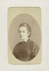 Ovaal studioportret van een vrouw in een donkere jurk