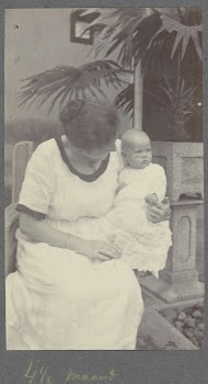 Vier en een halve maand oude baby Klaas Kleiterp in de armen van zijn moeder Tine Kleiterp-Vermeulen in Malang