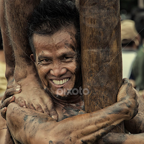 keep on smiling  by Yudi Saksono - People Street & Candids