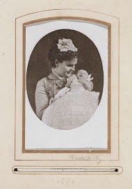 Portret van koningin Emma met prinses Wilhelmina als baby