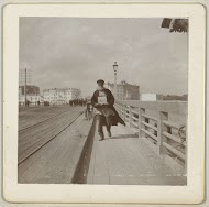 Man loopt over een brug over de Neva in Sint-Petersburg