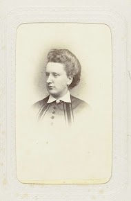 Studioportret van een vrouw met opgestoken haar