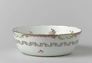 Slabak, behorend bij een servies versierd met geslingerd lintmotief met bladertakken, bloemboeketten en gestrooide bloemtakken