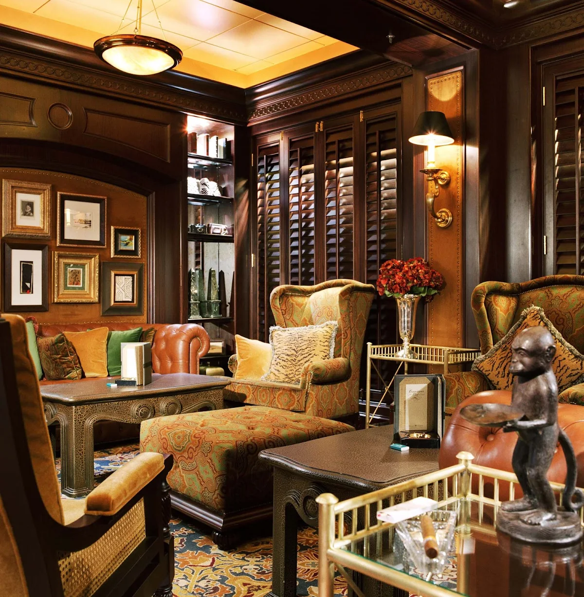 Enrichment-Entertainment-Connoisseur-Club-on-Crystal-Serenity - Enjoy a relaxing evening in the intimate Connoisseur Club on the Crystal Serenity.