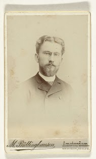 Studioportret van een man met snor, baard en bril