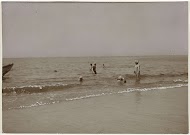 Spelen in zee in Zandvoort