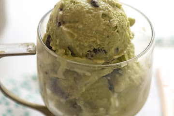 Mint Dark Chocolate Chip Ice Cream (w/ a secret ingredient for coloring)