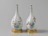 Fles, veelkleurig beschilderd met een Kakiemon-decor