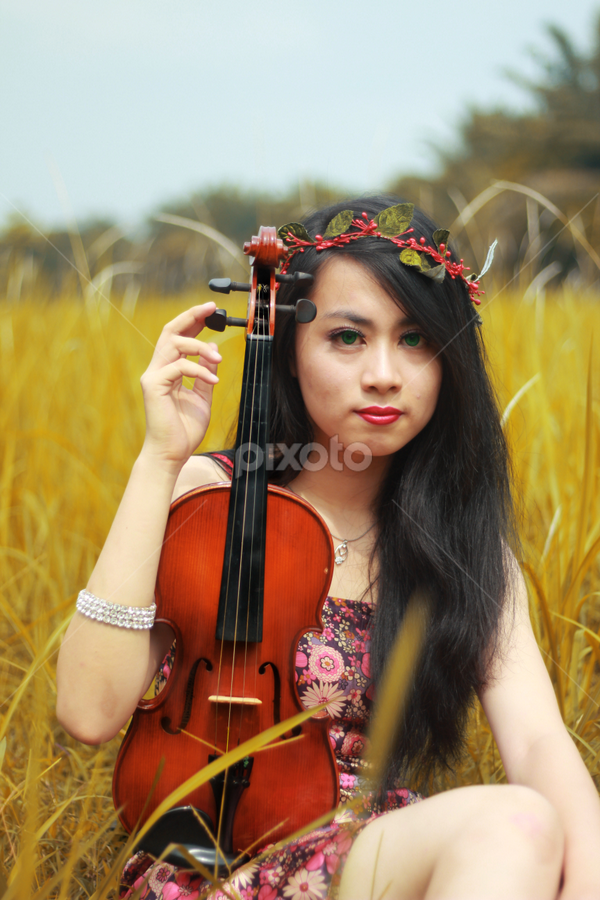 Violinist by Drianz Chen - People Musicians & Entertainers