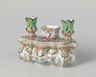 Inktstel van veelkleurig beschilderde faïence