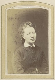 Portret van een vrouw met een halssieraad