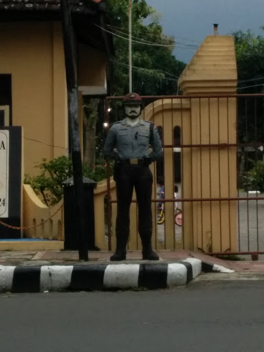 Patung Polisi Istirahat Di Tempat