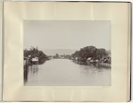 Rivier met paalwoningen in Nederlands-Indië