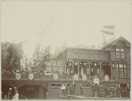 Versierd botenhuis van Roei- en zeilvereniging De Amstel bij de viering van het 25-jarig jubileum aan de Amsteldijk