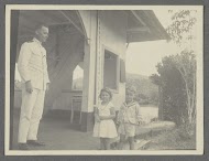 Klaas Kleiterp en zijn kinderen Tiny en Klaas bij een huis Monterado op Borneo