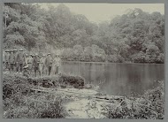 Nederlanders en arbeiders bij een meer