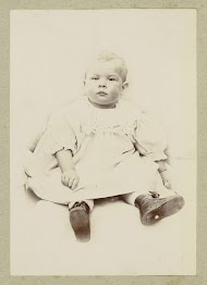 Portret van een jong kind in een jurk