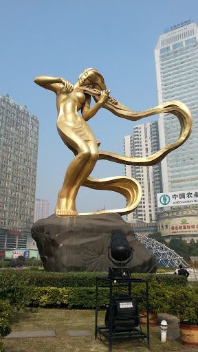 芙蓉广场长沙金色美女雕像