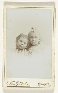 Studioportret van twee kleine blonde meisjes