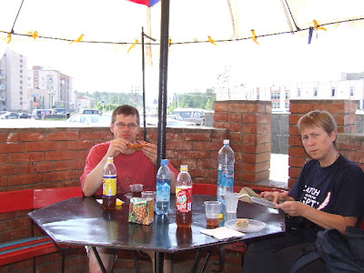 Der erste Tag in Sewerobaikalsk - ein Fastfood-Mahl unterm Sonnenschirm am zentralen Platz.